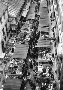 El pintoresco mercado en Passage Berryer, París, 1931