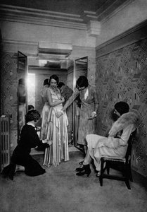 Probándose un vestido en una gran casa de modas, París, 1931