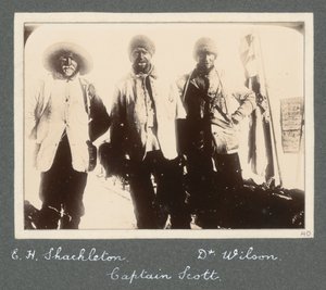 Fotografía de grupo de Shackleton, el capitán Scott y el doctor Wilson a su regreso al Discovery tras el intento de alcanzar el Polo Sur. Del álbum de Sir Ernest Henry Shackleton titulado National Antarctic Expedition (1901-1903).