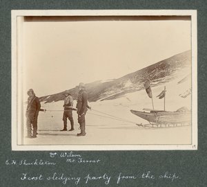E H Shackleton, el Dr. Edward Wilson y el Sr. Hartley Ferrar (el Geólogo) en los arneses del trineo. Del álbum de Sir Ernest Henry Shackleton titulado National Antarctic Expedition (1901-1903). de Ernest Henry Shackleton