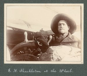 E H Shackleton junto al timón del "Discovery" (1901) Del álbum de Sir Ernest Henry Shackleton titulado National Antarctic Expedition (1901-1903) de Ernest Henry Shackleton