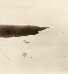 Mirando la meseta desde el globo. Del álbum de Sir Ernest Henry Shackleton titulado National Antarctic Expedition (1901-1903). de Ernest Henry Shackleton