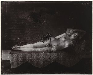 Desnudo femenino en una chaise longue Chica en la tumbona de mimbre, Nueva Orleans (título sobre objeto) de Ernest James Bellocq