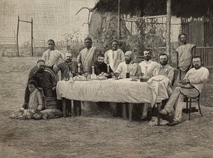 Banquete de la sociedad antiesclavista en el consulado italiano en Boma, República Democrática del Congo, grabado de Ernesto Mancastropa a partir de una fotografía de Giuseppe Corona, de L