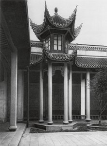 Changshafu, Chen kia tze tang, Hunan, Templo ancestral de la familia Chen, Campanario en el patio principal (foto b/n) de Ernst Boerschmann