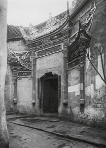 Chungkingfu, Szechuan, Puerta de casa en el callejón, ornamentada con porcelana vidriada (foto en blanco y negro) de Ernst Boerschmann
