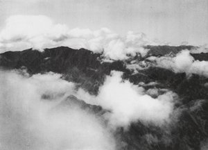 Hua shan, Pai yun, Shensi, Nubes blancas rodean la cima del Monte Sagrado (foto b/n)