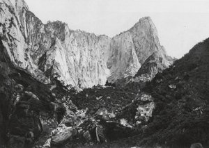 Hua shan, Shensi, El cilindro del Monte de los 5 Picos, Pico Medio y Pico Occidental (foto b/n)