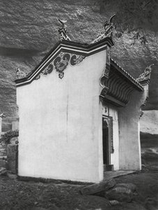 Ichangfu, Lung wang tung, Hupei, Sala de la Puerta del Templo del Rey Dragón (foto en blanco y negro) de Ernst Boerschmann