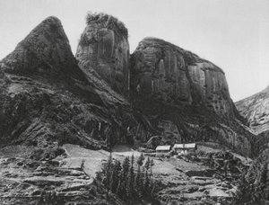 Ichangfu, Pi kia shan, Hupei, La Montaña de los Pinceles frente a la Cueva del Rey Dragón (foto en blanco y negro) de Ernst Boerschmann