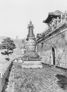Jehol, Pu lo sze, Chihli, Terraza en el Monasterio Lama Pu lo sze (foto b/n) de Ernst Boerschmann