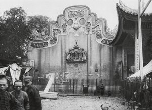 Kuangchou, Kuangtung, Templo del Dios de la Medicina, frontón que da a la calle (fotografía en blanco y negro) de Ernst Boerschmann