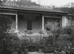 Kuangchou, Pai yun shan, Neng jen sze, Kuangtung, Sala principal del monasterio de Neng Jen (foto en blanco y negro) de Ernst Boerschmann