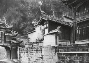 Kuanhien, Ori Lang miao, Szechuan, Primera fachada del templo de Ori Lang (foto b/n) de Ernst Boerschmann