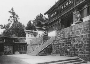 Kuanhien, Ori Lang miao, Szechuan, Segunda delantera (foto en blanco y negro) de Ernst Boerschmann