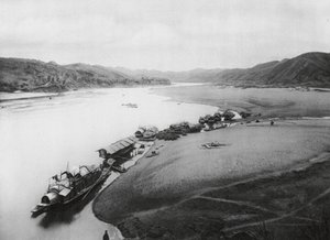 Kuei kiang, Kuangsi, Río Kuei, Barcos junto a las orillas (foto b/n)