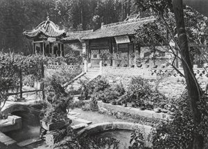 Miao tai tze, Shensi, Jardín del Monasterio (foto en blanco y negro) de Ernst Boerschmann
