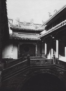 Ningpo, Fukien hui kuan, Chekiang, explanada del Fukien Club (foto en blanco y negro) de Ernst Boerschmann