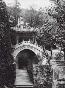 Pekín, Si shan, Shih tze wo, Chihli, Jardín del monasterio en las montañas occidentales (fotografía en blanco y negro) de Ernst Boerschmann