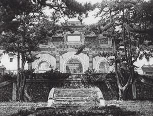 Pekín, Si shan, Tsing i yuan, Chihli, Puerta acristalada de colores en las colinas occidentales cerca de Pekín (foto en b/n) de Ernst Boerschmann