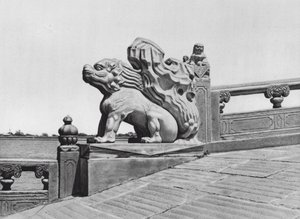 Pekín, Wan shou shan, Chihli, Final del puente del Palacio de Verano (foto en blanco y negro) de Ernst Boerschmann