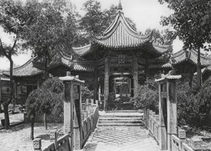 Sianfu, Li pai sze, Shensi, Patio principal de la Gran Mezquita (foto en blanco y negro) de Ernst Boerschmann