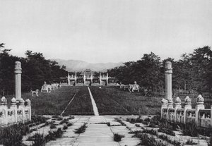 Siling, Chihli, El camino de los espíritus visto desde el puente (foto b/n) de Ernst Boerschmann