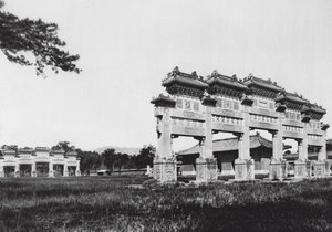 Siling, Chihli, Tumbas Imperiales Occidentales de la Dinastía Manchú, Entrada principal (fotografía en blanco y negro) de Ernst Boerschmann