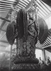 Suchou, Kieh tung sze, Kiangsu, Kuanyin de los Mil Brazos de los Cuatro Puntos Cardinales en el monasterio de Kieh tung (foto en blanco y negro)