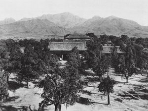 Taianfu, Tai miao, Shantung, Vista del Monte Sagrado Tai shan sobre el Gran Templo al norte (foto b/n) de Ernst Boerschmann