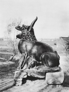 Taiyuanfu, Shansi, Unicornio de bronce custodiando el río Fen (foto en blanco y negro) de Ernst Boerschmann