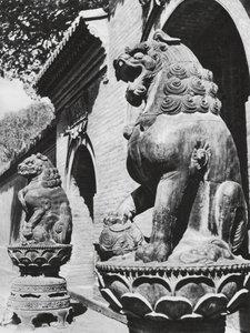 Taiyuanfu, Ta pei sze, Shansi, Leones de bronce a la entrada del templo (foto en blanco y negro) de Ernst Boerschmann
