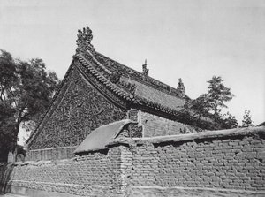 Tsing yang shu, Shantung, Sala con relieves de terracota vidriada en el Templo de la Diosa Tai shan (foto b/n) de Ernst Boerschmann
