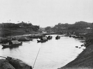 Tzeliutsing, Szechuan, Barcos salineros en el distrito industrial de los saladeros (foto b/n) de Ernst Boerschmann