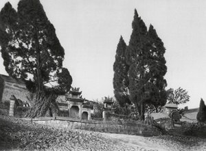 Wanhien, Kiao ting shan, Szechuan, Tumba en la ladera de la colina de Kiao ting, cerca de Wanhien (foto b/n) de Ernst Boerschmann