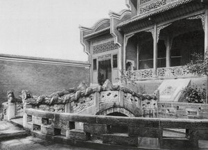 Wanhien, Wen miao, Szechuan, Patio con estanque y puente del dragón en el Templo de Confucio en Wanhien (foto en blanco y negro) de Ernst Boerschmann