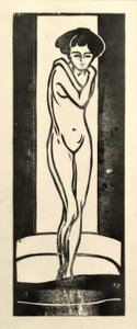 Chica desnuda de pie con brazos cruzados