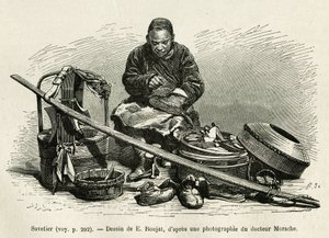 El zapatero ambulante repara las botas pero también los arneses de los coches de los altos funcionarios del palacio, al pie de la Puerta de la Flor Oriental del Palacio Imperial en Pekín. Grabado según el dibujo de E.Ronjat, para ilustrar el viaje a P de Etienne Antoine Eugene Ronjat