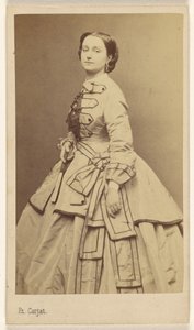 [Mujer de pie]