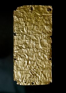 Antigüedad etrusca: tablillas (láminas) de Pyrgi en oro grabadas con inscripciones en lengua etrusca dedicadas a la Diosa Unida. Finales del siglo VI-principios del siglo V a.C. Dim. 18.5 cm Roma, Museo Nacional de Villa Giulia de Etruscan