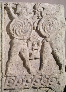Detalle de una lápida con dos guerreros de Etruscan