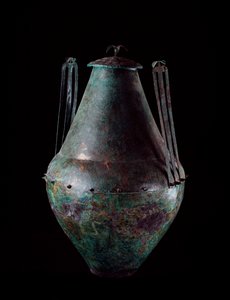 Civilización etrusca: jarrón bicónico de bronce con doble asa y tapa de la tumba del tanque de bronce en Vulci, 680-670 a.C.