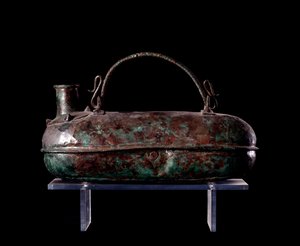 Civilización etrusca: askos de bronce de la tumba del Carro de Bronce en Vulci, 680-670 a.C. de Etruscan