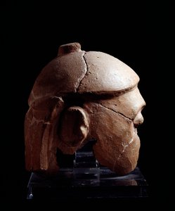 Civilización etrusca: cabeza de casco en terracota del grupo Antenanti de Murlo, Poggio Civitate, Italia - 580-570 a.C. de Etruscan