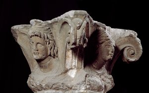 Civilización etrusca: capiteles de columnas decoradas de la tumba Campanari en Vulci, Italia. Finales del siglo IV, principios del siglo III a.C. Florencia, Museo Arqueológico