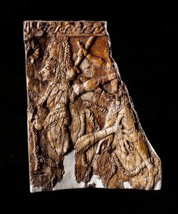Civilización etrusca: placa de marfil decorada con la representación de Gerión - Del túmulo de Montefortini, Comeana, Italia - siglo VII a.C. Dim 10x8,1 cm de Etruscan