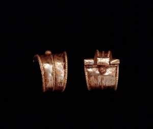 Civilización etrusca: par de pendientes de oro - Siglo VI a.C. De Pescia, cerca de Roma