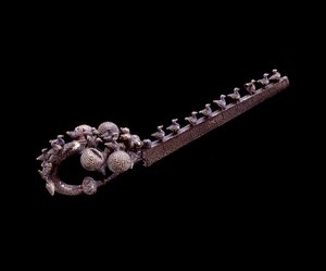 Civilización etrusca: fíbulas de dragón de plata de la necrópolis de Banditella, Marsigliana d