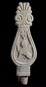 Civilización etrusca: estela sepulcral en gres decorada con la silueta de un león alado de Londa en Italia. 550-500 a.C. Florencia, Museo Arqueológico de Etruscan