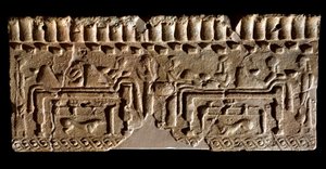 Civilización etrusca: friso de terracota adornado con una escena de banquete. 580 a.C. Dim. 24x54 cm. Del palacio de Murlo. Murlo, Antiquarium Comunale de Etruscan